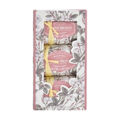 Caixa de três sabonetes aromáticos Castelbel com embalagem floral e etiqueta rosa