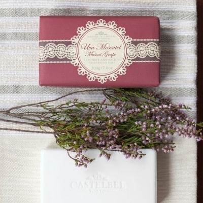 Sabonete Uva Moscatel Castelbel com flores lilás e sabão branco