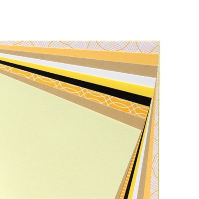 Folhas de papel colorido em tons de amarelo e castanho com padrões geométricos