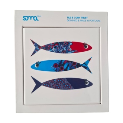 Suporte de panelas de azulejo e cortiça com estampado de peixes coloridos numa caixa branca.