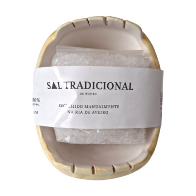 Embalagem de sal tradicional de Aveiro em saco plástico dentro de recipiente cerâmico claro com bordas amarelas
