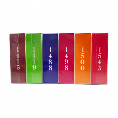 Seis caixas coloridas com números grandes impressos em branco