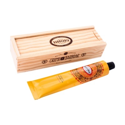 Caixa de madeira com tubo amarelo de creme de barbear