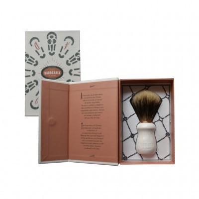 Conjunto de barbear com escova e caixa rosa e branca com logótipo BARBEARIA