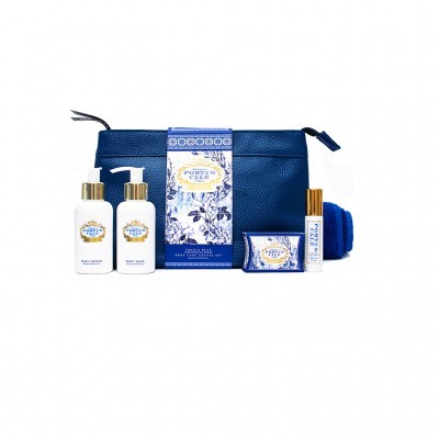 Conjunto de higiene pessoal com bolsa azul e produtos em embalagens brancas e azuis