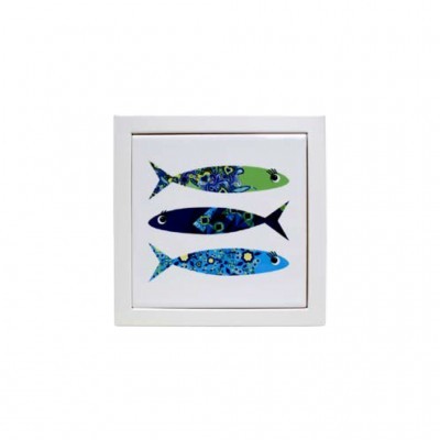 Quadro com moldura branca e três peixes decorativos coloridos