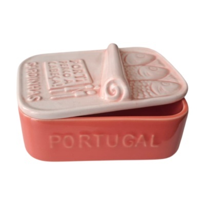 Pote de cerâmica rosa com tampa branca em relevo com desenho de sardinhas e texto PORTUGAL