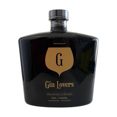 Garrafa preta de gin com rótulo dourado e texto