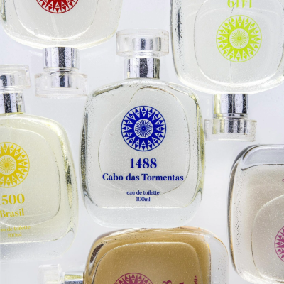 Garrafas de eau de toilette com rótulos numerados e nomes de locais.