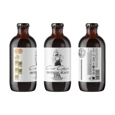 Três garrafas castanhas de cerveja com rótulo branco Imperial Black IPA