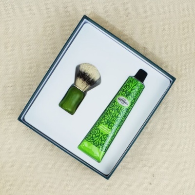 Conjunto para barbear com escova e creme em embalagem branca com borda azul