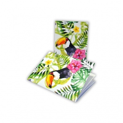 Cadernos com capas estampadas de tucanos e folhas tropicais