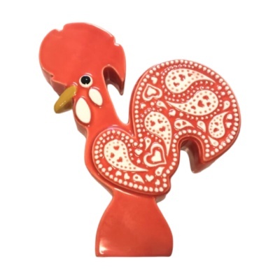 Figura decorativa em cerâmica vermelha em forma de galo com detalhes brancos.