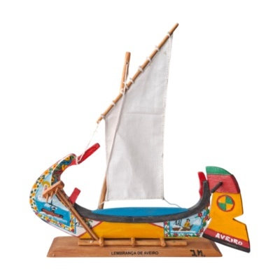 Barco decorativo colorido de madeira com vela branca e base com texto Aviero