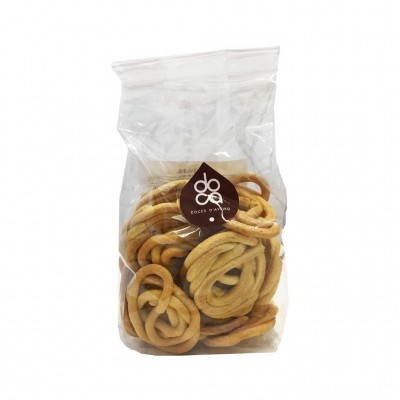 Pacote transparente com biscoitos dourados em espiral e etiqueta marrom escuro com texto branco