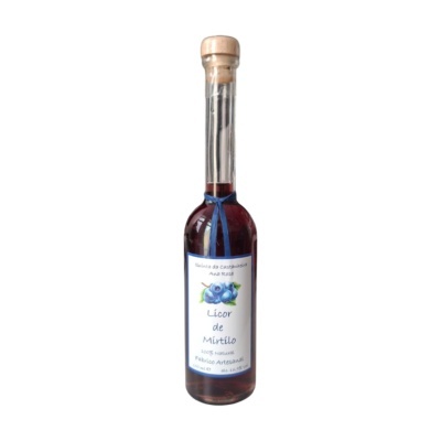 Garrafa de licor de mirtilo com tampa de cortiça e etiqueta branca e azul