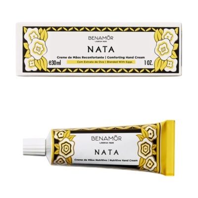 Creme de mãos Benamôr Nata com embalagem e tubo decorados com flores amarelas, pretas e brancas.