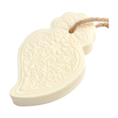 Sabonete decorativo creme em forma de folha com cordão