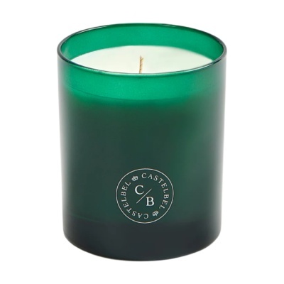 Vela branca num copo de vidro verde escuro com logotipo CASTELBEL