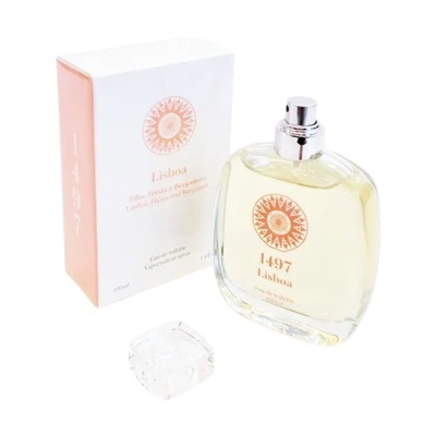 Frasco e caixa de perfume 1497 Lisboa com líquido amarelo claro em vidro transparente