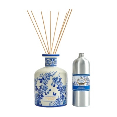 Difusor de varetas com frasco cerâmico decorado azul e branco e garrafa prateada com rótulo azul
