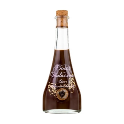 Garrafa de licor com rótulo de Doces Tradicionais e Mousse de Chocolate