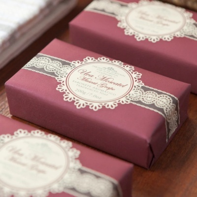 Sabonete aromático embalado em papel vinho com etiqueta decorativa e texto