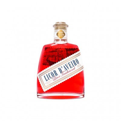 Garrafas de licor vermelho com rótulo branco inclinado e tampa transparente