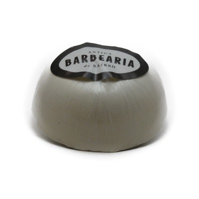 Sabonete redondo branco embalado com etiqueta preta e branca