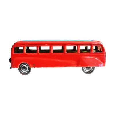 Miniatura de autocarro de brinquedo vermelho com rodas metálicas e tejadilho azul.
