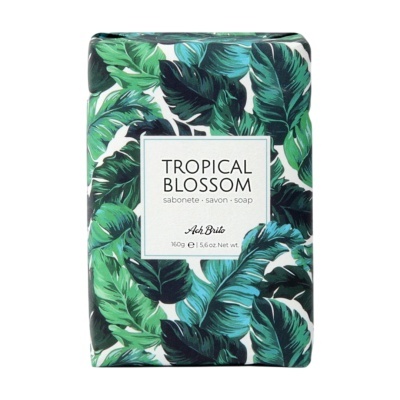 Embalagem de sabonete com padrão de folhas tropicais e texto TROPICAL BLOSSOM