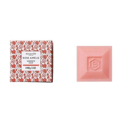 Sabonete rosa quadrado com embalagem estampada em branco e vermelho