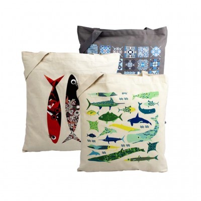 três sacos de mão em tecido com estampas coloridas de peixes e padrão geométrico