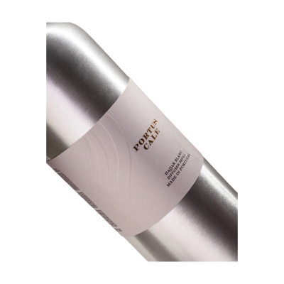 Recipiente metálico cilíndrico com rótulo branco e texto em dourado e preto.