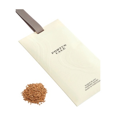 Sachet perfumado branco com fita cinza e texto preto PORTUS CALE