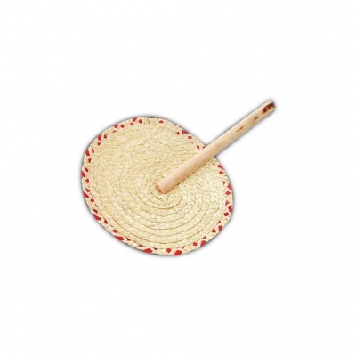 Leque artesanal de palha com cabo de madeira e costura vermelha