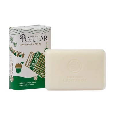 Sabonete Popular Manjerico e Pinho com embalagem verde e branca e barra de sabonete branca com relevo do logotipo.