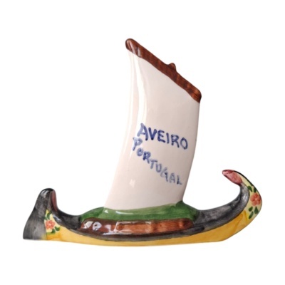 Miniatura cerâmica de barco tradicional português com vela e texto Aveiro Portugal.