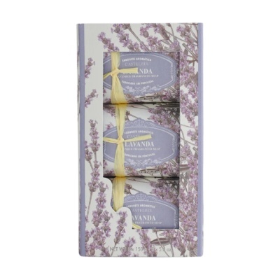Conjunto de sabonetes aromáticos lavanda em embalagem decorada com flores lilás