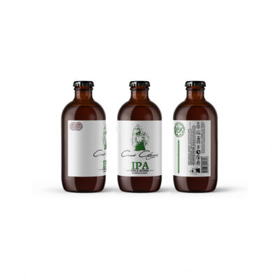 Três garrafas de cerveja IPA com rótulos brancos em vidro castanho