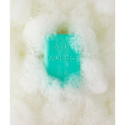 Sabonete verde-azulado MUSGO com espuma branca