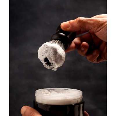 Pincel de barbear com espuma e pote preto aberto