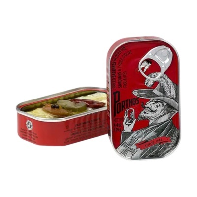 Latas de sardinhas Porthos vermelhas, uma aberta com sardinhas e pimentos.