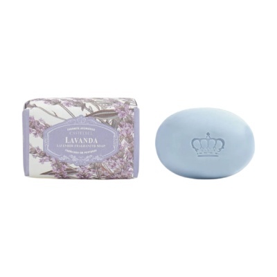 Sabonete aromático Castelbel Lavanda com embalagem floral e sabonete oval azul claro