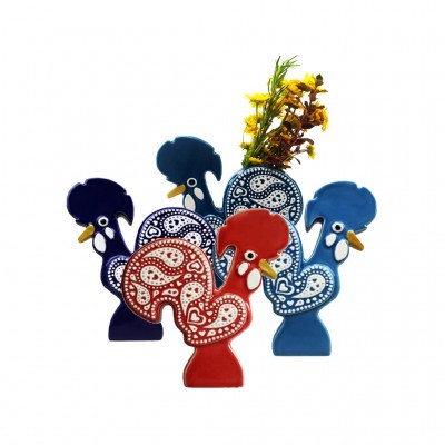 Figuras de galo em cerâmica colorida com padrões e flores num vaso.