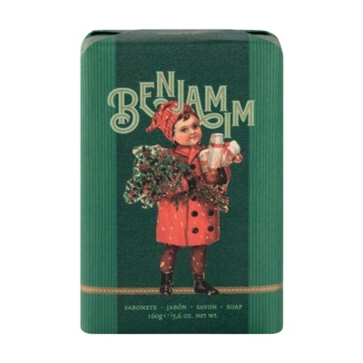 Sabonete embalado em papel verde com ilustração vintage de criança e texto BENJAMIM