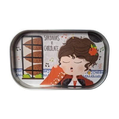 Lata metálica com ilustração de mulher a cantar e sardinhas de chocolate