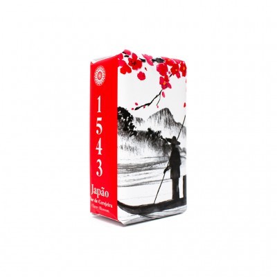 Embalagem de chá de cerejeira com ilustração artística de barco e flores vermelhas.