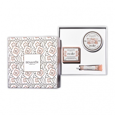 Conjunto de produtos BENAMÔR com embalagem floral e três produtos em tons pastel