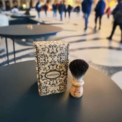 pincel de barbear com caixa decorativa na mesa